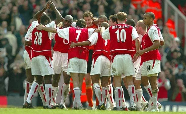 2003-04 sezonunu namağlup şampiyon bitiren Arsenal kadrosu