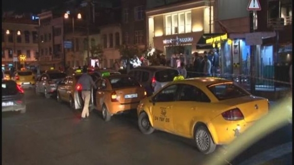 Kadıköy'de taksici ve dolmuşcular arasında silahlı kavga: 1 yaralı