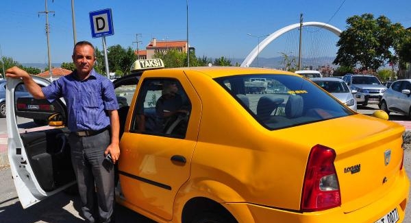 2 Yabancı dil bilen Manisalı taksici turistlerin gözdesi oldu