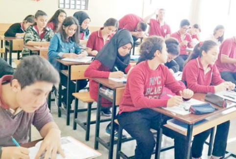 İstanbul'da bir öğretmen derste türban dağıttı
