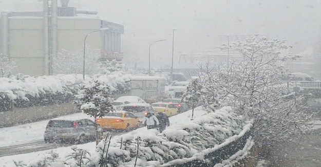İstanbul'da yoğun kar yağışı ara sokaklarda bile trafiğe neden oldu