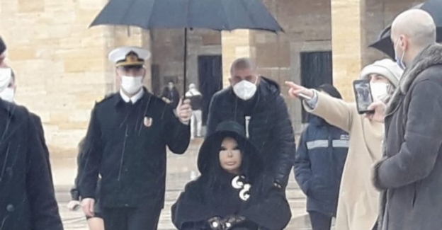 Anıtkabir'de Bülent Ersoy'a şemsiye tutan Komutan görevden alındı