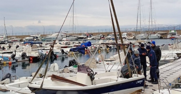 Bursa Mudanya'da su tahliyesinde bulunamayan bazı tekneler battı