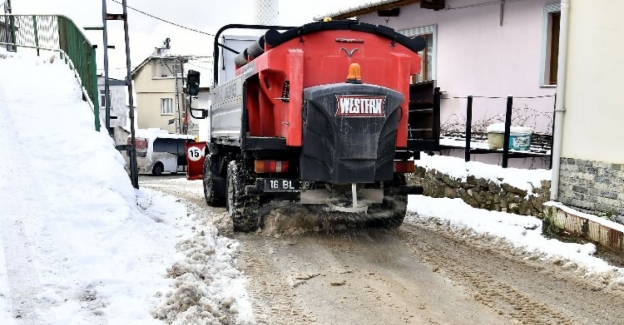 Bursa Osmangazi'de karla kaplı yollara müdahale 