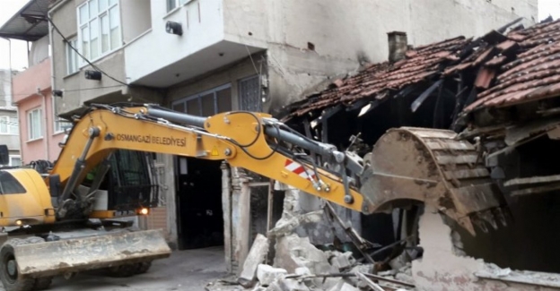 Bursa Osmangazi'de metruk bina temizliği 