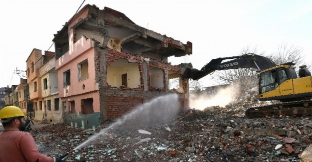 Bursa Osmangazi'de riskli alanlarda yıkıma devam 