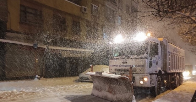 Gaziantep karla mücadeleye aralıksız sürdü 