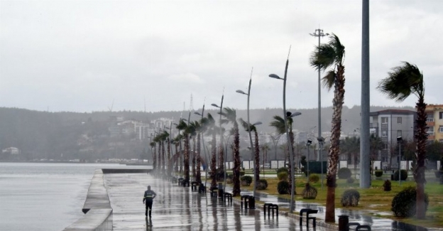 İzmir Aliağa'da fırtına etkisini sürdürecek 