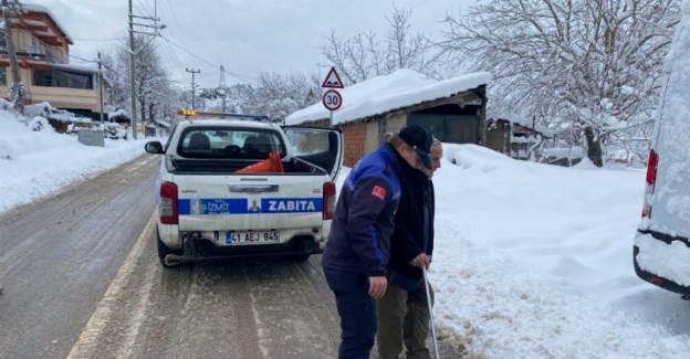 Karda mahsur kalanların imdadına  İzmit Belediyesi yetişti