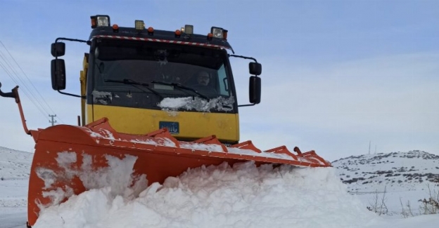 Kayseri Büyükşehir'den karla yoğun mücadele