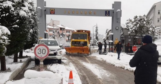 Kocaeli İzmit Belediyesi, halkın ve jandarmanın  yardımına koştu