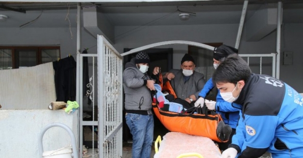 Kocaeli'nde hasta nakil ambulansları kara kışta görev başında