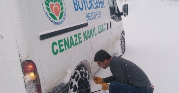 Malatya'da Mezarlıklar Müdürlüğünden zorlu kar mesaisi 