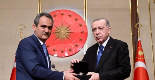 Bursalı öğrencilerin ürettiği ilk saat Cumhurbaşkanı Erdoğan'a takdim edildi