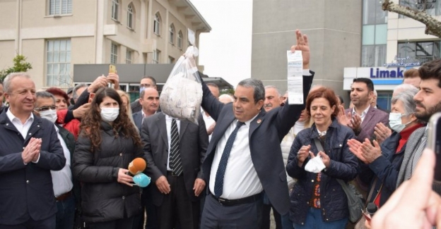 CHP Bursa'da elektrik borcundan dolayı kesilen faturasını ödedi