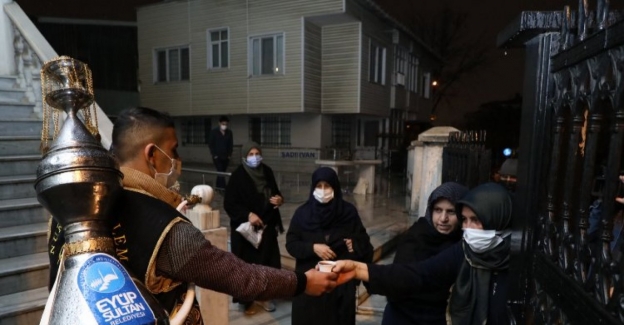 İstanbul Eyüpsultan'da teravih namazı sonrası şerbet ikramı