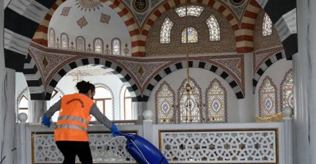 İzmir Karabağlar Belediyesi’nden camilere Ramazan temizliği