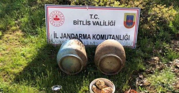 Bitlis'te toprağa gömülü patlayıcılar ele geçirildi