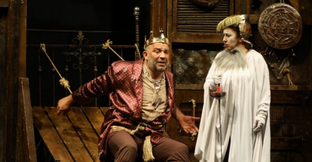 İzmir Pamucak Sahili'nde ilk tiyatro oyunu: "Bir Baba Hamlat"