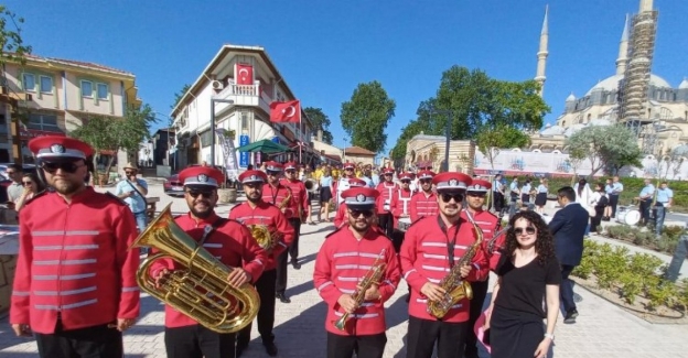 Kocaeli İzmit Belediye Bandosu müzikleriyle  Edirne’deki festivalde tam not aldı
