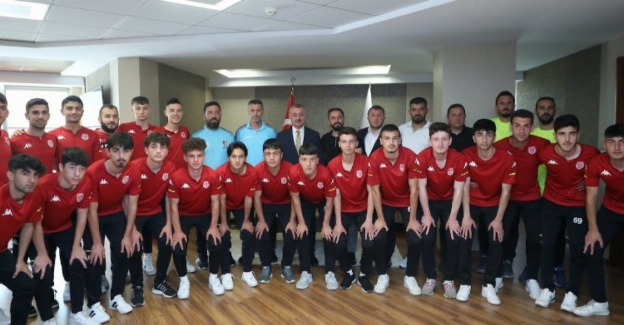 Kocaeli'nde Başkan Büyükakın, Kullarspor U-18 takımını konuk etti 