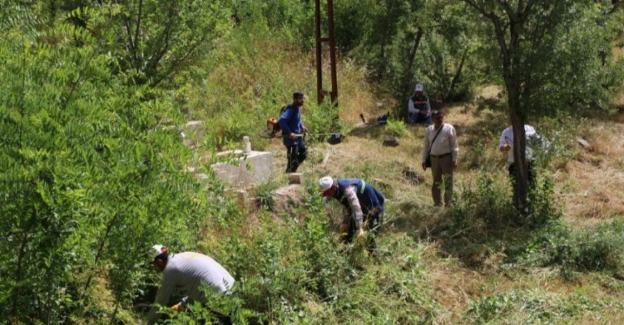 Bitlis’te bayram öncesi mezarlıklara bakım