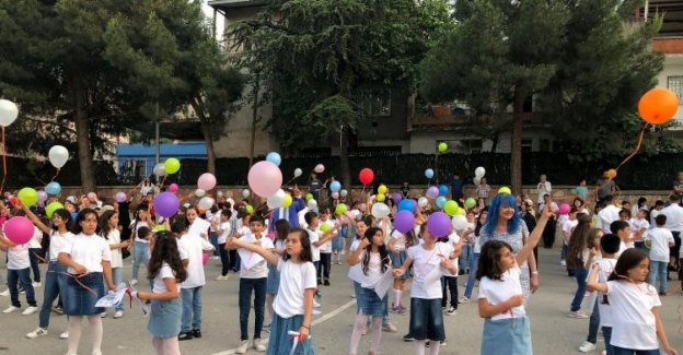 Bursa Yıldırım'da ilkokul öğrencilerinden balonlu mezuniyet