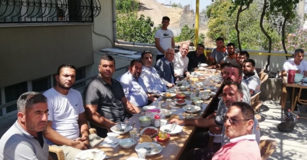 İzmir Karabağlar'da mahalleliden yemekli teşekkür