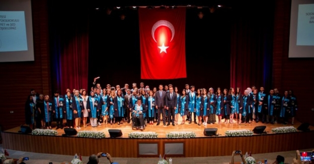 KAYÜ Meslek Yüksekokulu mezunlarını verdi