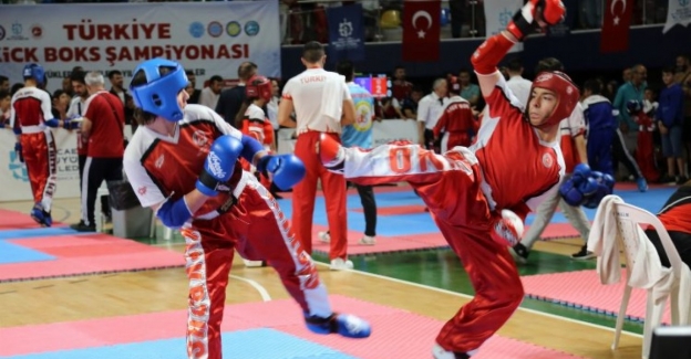 Kick Boks’un şampiyonları Kocaeli’de kürsüye çıktılar