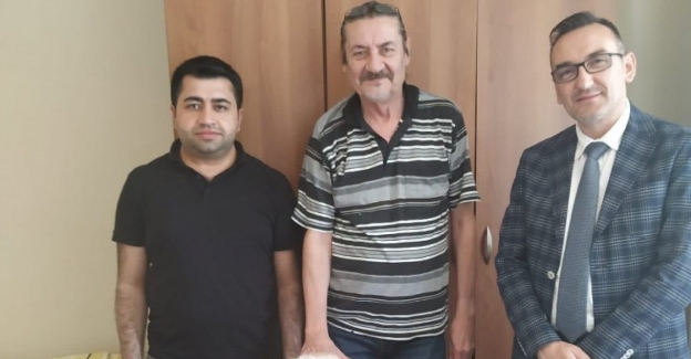 Kocaeli İzmit Belediyesi'nden en yaşlı çınara Babalar Günü kutlaması