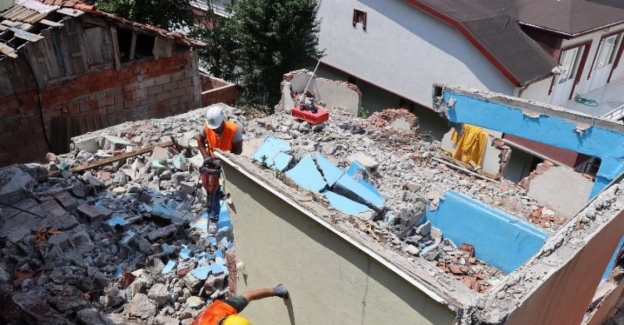 Kocaeli İzmit'te metruk binaya elle yıkım