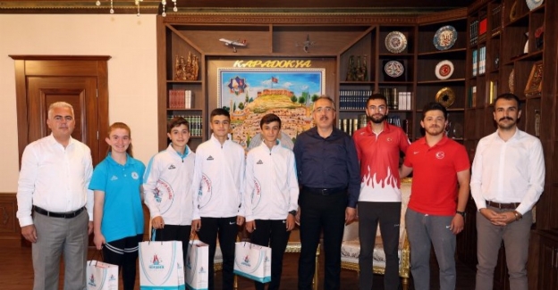 Nevşehir'de Mehmet Savran'dan başarılı sporculara ödül