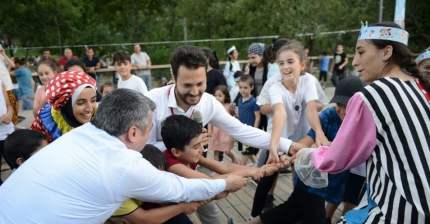 Bursa Yıldırım'daki geleneksel şenlikte Başkan Yılmaz çocuklarla oynadı