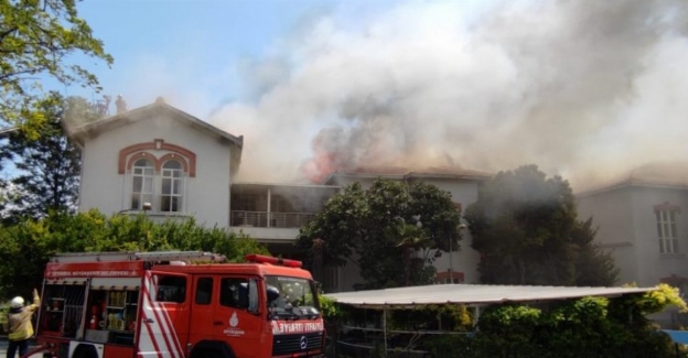 İstanbul'da Balıklı Rum Hastanesi yanıyor!