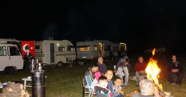 Karavancılar Bilecik'in Kınık Köyü'nde futbol sahasında kamp yaptı