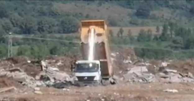 Kocaeli Büyükşehir Belediyesi İzmit'in arazisine kaçak moloz dökerken yakalandı!