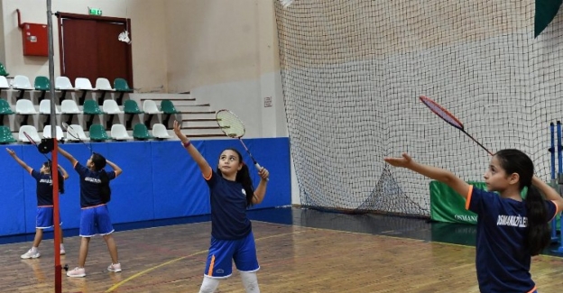 Bursa'da Osmangazili badmintoncular ışık saçıyor