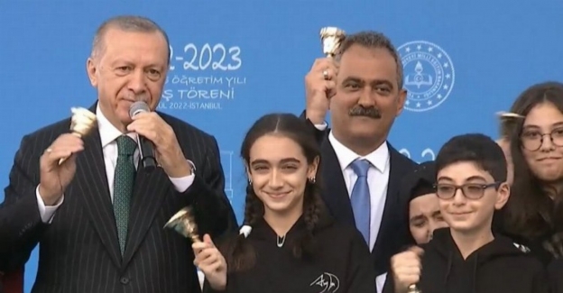 Cumhurbaşkanı Erdoğan ve Bakan Özer ilk ders zilini birlikte çaldılar