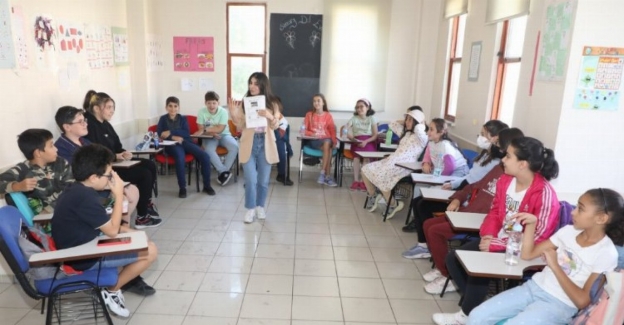 İstanbul Eyüpsultan'da Dil Evi'nde yaşayarak öğreniyorlar