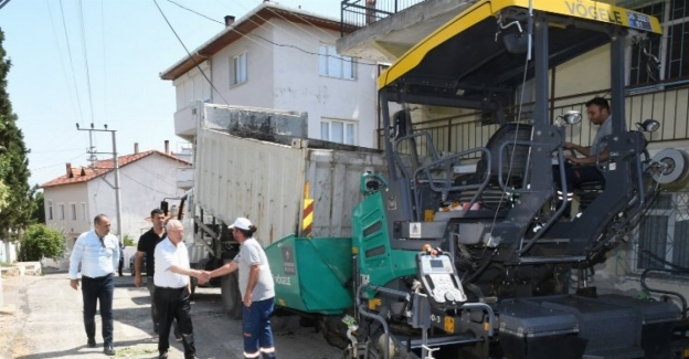 İzmir Karabağlar kendi ürettiği asfaltı sokaklara seriyor