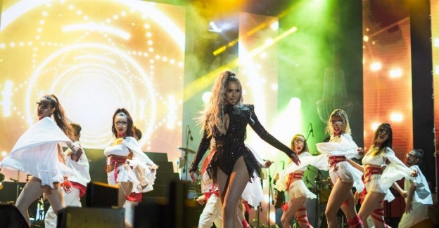Nihan Çelik'ten 2 milyon liralık sahnede konser