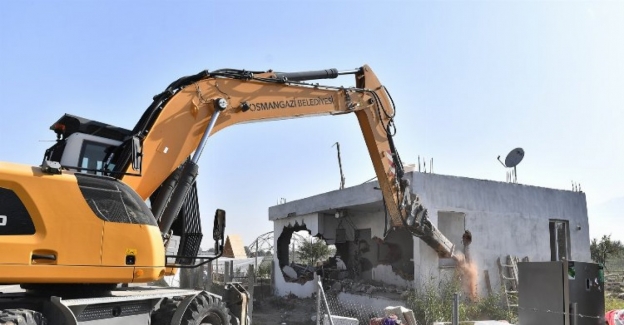 Bursa Osmangazi'de bir kaçak binaya daha yıkım