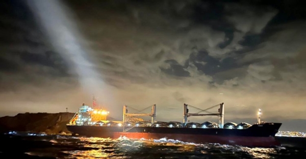 İstanbul açıklarında boş yük gemisi karaya oturdu