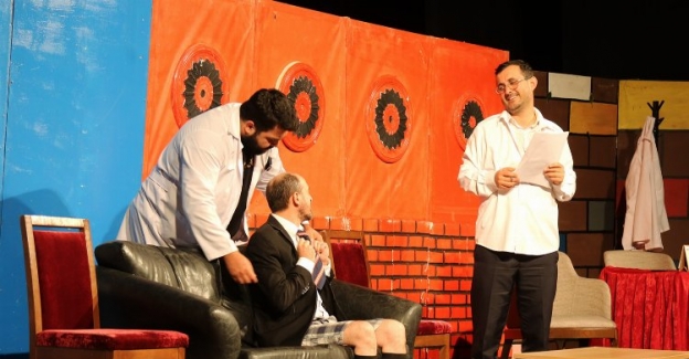 Sakarya'da ‘Sırf Tiyatro’ kahkahaya boğdu