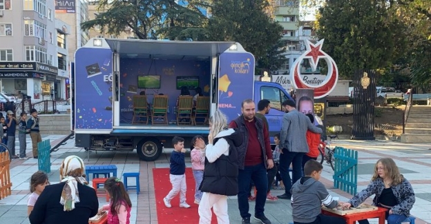 Bursa'da AK Gençler gezici araçla gençlerle buluşuyor