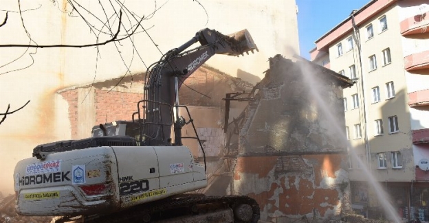 Bursa Yıldırım'da estetği bozan metruklar yıkılıyor