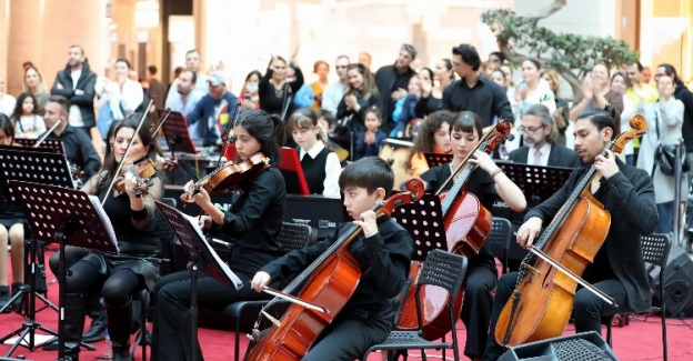 İzmir Narlıdere'de çocuk senfoni sanatseverleri büyüledi