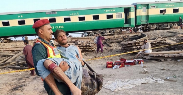 Pakistan'da bombalı saldırı! Tren raydan çıktı...