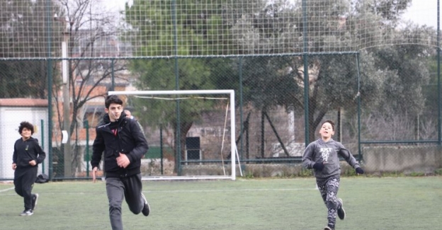 Depremzede çocuklar futbolla moral depoluyor